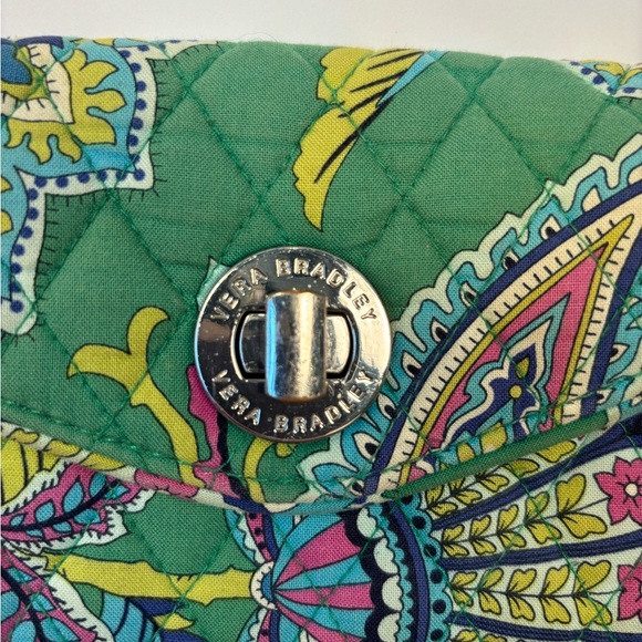 Vera Bradley Turnlock Wristlet Wallet Green Paisley Floral Quilted Cotton - Picture 3 of 6